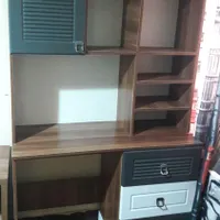میز تحریر و کامپیوتر