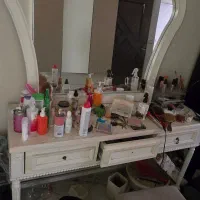 آینه و میز آرایشی همراه صندلی