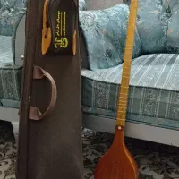 سه‌تار در حد نو به همراه کیس و سیم اضافه و زیرپایی