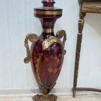 یک جفت گلدان کنار سالنی