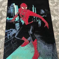 فرش طرح مرد عنکبوتی تمیز و سالم مناسب اتاق نوجوان