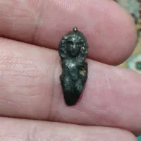 اجناس زیر مجسمه نقره سکه و انگشتر مفرغ