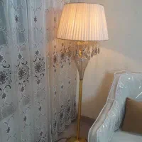 آباژور ایستاده