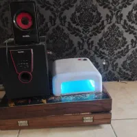 تخته نرد یک اسپیکربرقی فلش خور و یک دستگاه یووی