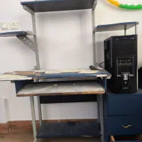 یک عدد میز کامپیوتر