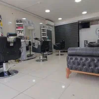 شاگرد و صندلی درصدی در آرایشگاه مردانه