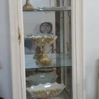 ویترین چوبی دکوپاژ شده و ساعت قو ایستاده