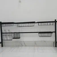 آبچکان (جا ظرفی) پشت پنجره ای