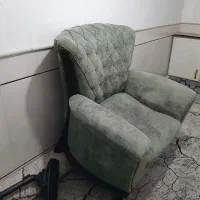 دو عدد مبل تک نفره و یک اجاق گاز پنج شعله