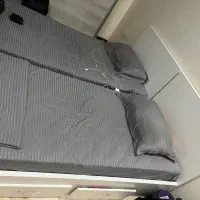 تخت تک نفره یک عدد تا با اینه و پا تختی