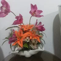 گلدان چینی با گل‌مصنوعی