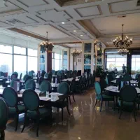پیک موتوری و سالن کار و کارگر ساده