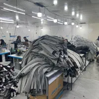 استخدام چرخکار صنعتی زن وسط کار