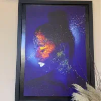 تابلو بزرگ و دورش چوبه به همراه نور