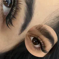 نیازمند مژه کار حرفه ای و لیفت ابرو و ناخنکار