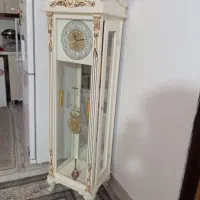 ساعت قالی زیر تلویزیون