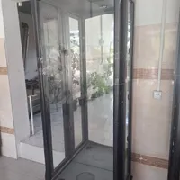 دو عدد ویترین یکی تکی و اون یکی دو قلو است