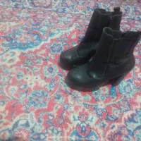 فروشچود جفت کفش در حد نو ومانتو نو استوک نو