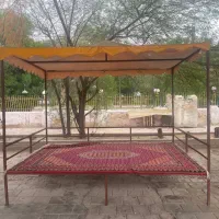 تخت همراه با قالی