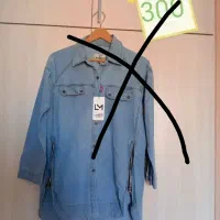 تعدادی مانتو جمع‌شدهٔ مغازه