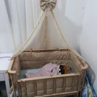 گهواره چوبی کنارمادر