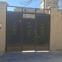 درب حیاط آهنی ماشین رو