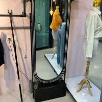 آیینه و میز بوتیک
