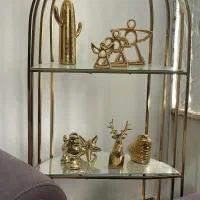 استند طلایی به همراه وسایل