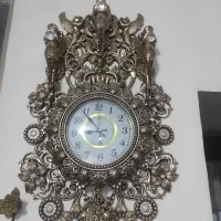 یک عدد ساعت دیواری