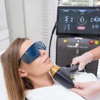 دستیار پزشک به عنوان اپراتور لیزر خانم مطب لیزر