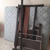 یه تخت دو نفره و دو عدد کمد و دو عدد تشک دو نفره