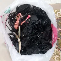تعدادی شارژر و هندزفری همه با هم ۱۰۰ ت