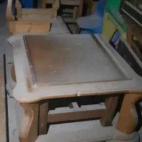 تعداد زیادی کمد و میز جلو مبلی و صندلی چوبی|مبلمان خانگی و میز عسلی|کیش, |دیوار