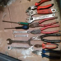 مقداری ابزار  با دو عدد چکش سالم