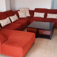 مبل شیک ( کاملا سالم ) و هشت عدد کوسن و میز وسط