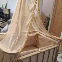گهواره و تخت کنار مادر
