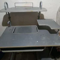 میز کامپیوتر در حد چرخدار