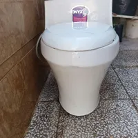 توالت فرنگی در حد نو به علت کمبود جا بفروش می‌رسد