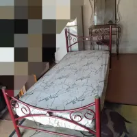 تخت خواب یه نفره فلزی همراه تشک کاملا سالم