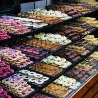 فروشنده خانم شیرینی پزی