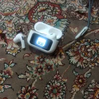 یک عدد ایرپاد لمسی صفحه نمایش دار