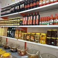 فروشنده مغازه ترشیجات