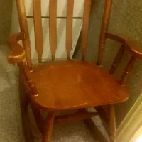 یک عدد صندلی راکی و یک عدد میز وسط