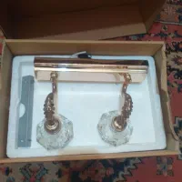 چراغ بالای آینه روشویی و شیرروشویی