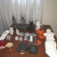 تعداددکوری قدیمی و چراغ مطالعه وپایه مانکن رگال
