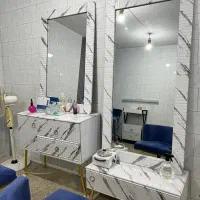 تعدادی لوازم اریشگاه زنانه میز ناخن ترولی تخت...