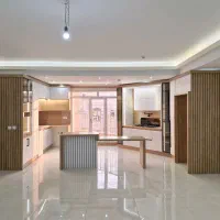 ۱۱۵متر غرق نور*روبه خیابان اصلی*پارکینگ سندی*فازیک