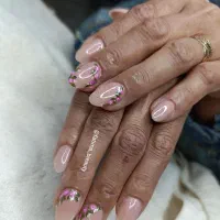 نیاز به ناخن کار و مژه کار