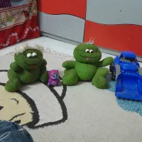 دوعدد غورباعه یک اسباب بازی کوکی یک ماشین