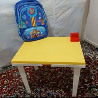 کوله پشتی و میز
